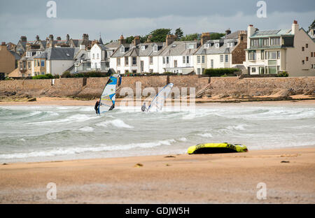 Wind surfeurs de Earlsferry plage à Elie, Fife, en Écosse. Banque D'Images