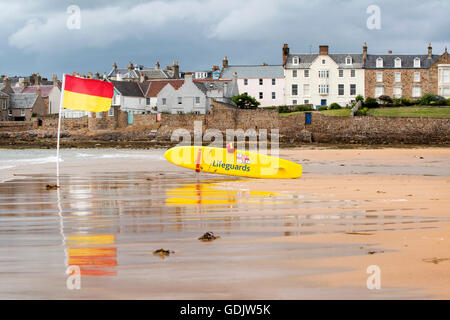 L'équipement de sauvetage de la RNLI sur Earlsferry plage, dans le village côtier de Fife Elie. Banque D'Images