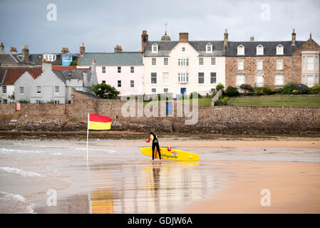 Les contrôles sur l'équipement de sauvetage de la RNLI de Earlsferry plage dans le Fife village côtier de Elie. Banque D'Images