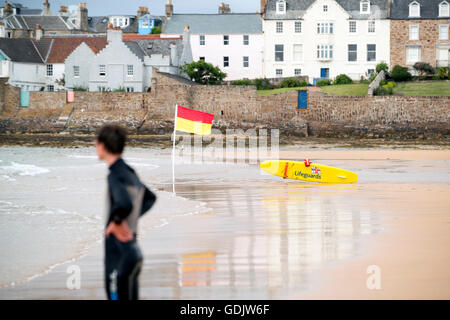 L'équipement de sauvetage de la RNLI sur Earlsferry plage, dans le village côtier de Fife Elie. Banque D'Images