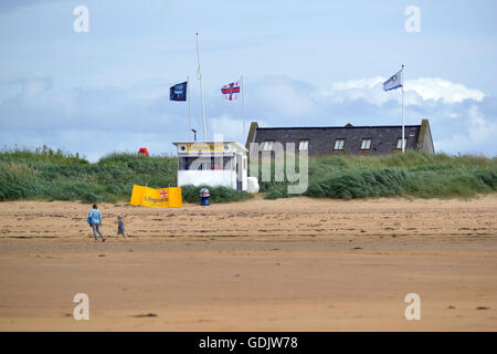 Cabane de sauveteur RNLI sur Harbour beach, dans le village côtier de Fife Elie. Banque D'Images