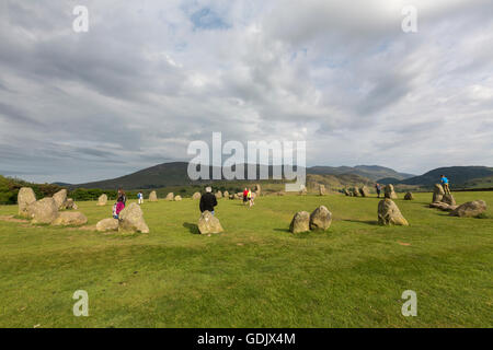 Visiteurs en cercle de pierres de Castlerigg, Keswick, Cumbria, au nord ouest de l'Angleterre, Royaume-Uni Banque D'Images