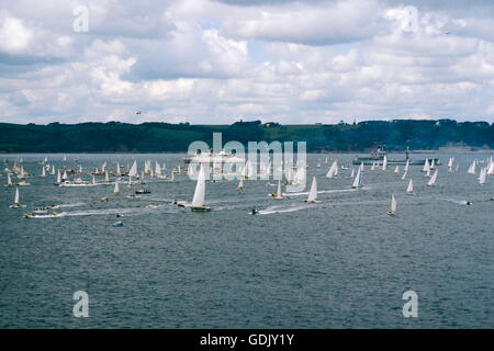 AJAXNETPHOTO. Juin 7th, 1980. PLYMOUTH, en Angleterre. - 1980 OSTAR - course en solitaire - Démarrez Photo:JONATHAN EASTLAND/AJAX REF:YAR   1980 OSTAR START 04 Banque D'Images