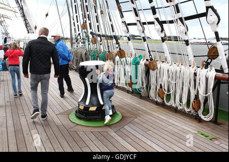 Sur le pont du grand voilier russe Kruzenshtern à Delfsail événement nautique, juillet 2016. Bollard, cordes et les gréements Banque D'Images