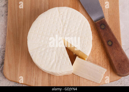 Roue de fromage traditionnel brésilien Minas sur planche de bois. Selective focus Banque D'Images