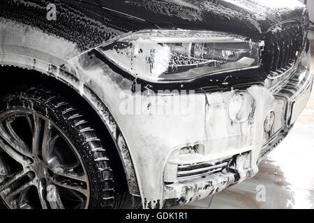 Service de voiture. Le lavage de la voiture sous une haute pression. Banque D'Images