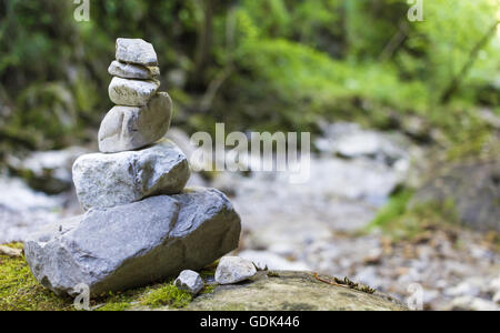 Pile de pierres d'un ruisseau dans une forêt Banque D'Images