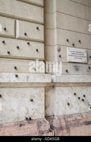 Trous de balle sur la construction de la Place Kossuth préservés pour marquer le 25 octobre 1956, l'insurrection de Budapest, Hongrie Banque D'Images