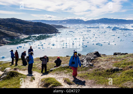 Les randonneurs sur le sentier de randonnée bleu chemin par Glacier Jakobshavn Ilulissat ou avec de grands icebergs au fjord été arctique. L'ouest du Groenland Ilulissat Banque D'Images