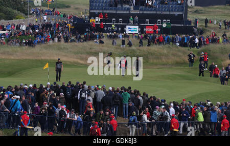 Le Suédois Henrik Stenson et USA's Phil Mickelson à pied de la 17e journée verte pendant quatre de l'Open Championship 2016 au Royal Troon Golf Club, South Ayrshire. Banque D'Images