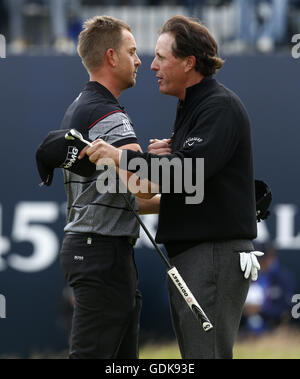 Le Suédois Henrik Stenson (gauche) hugs USA's Phil Mickelson comme il célèbre remportant le championnat ouvert au cours de la quatrième journée du championnat ouvert 2016 de Royal Troon Golf Club, South Ayrshire. Banque D'Images