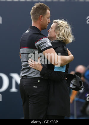 Le Suédois Henrik Stenson (à gauche) embrasse son épouse Emma Lofgren comme il célèbre remportant le championnat ouvert au cours de la quatrième journée du championnat ouvert 2016 de Royal Troon Golf Club, South Ayrshire. Banque D'Images