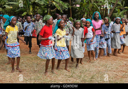 Les élèves effectuant la danse, Kikuyu Karatina, Kenya Banque D'Images