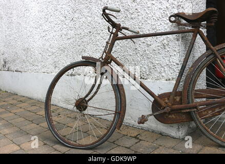 Rusty vintage bicycle en dehors d'un magasin d'antiquités, aux Pays-Bas. Banque D'Images