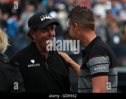 Le Suédois Henrik Stenson et USA's Phil Mickelson après l'Open Championship 2016 au Royal Troon Golf Club, South Ayrshire. Banque D'Images