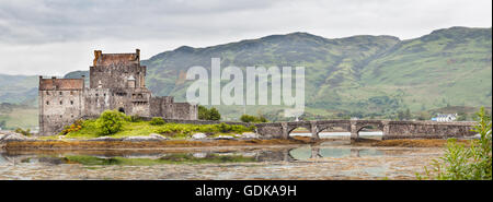 Panorama du château d'Eilean Donan écossais depuis le Sud Banque D'Images