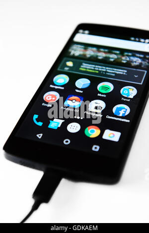 Charge du smartphone Nexus 5 Banque D'Images