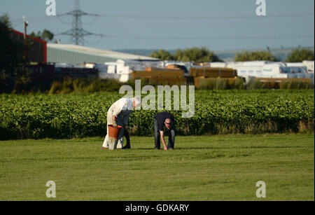 Enquête sur les gens les lieux à Breighton aéroport près de Selby, Yorkshire du nord, où cinq personnes ont été gravement blessé dans un accident d'hélicoptère sur l'aérodrome. Banque D'Images