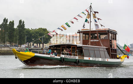 Bateau d'excursion touristique sur le Douro, Porto, District de Porto, Portugal, Europe, voyage, photographie de voyages Banque D'Images