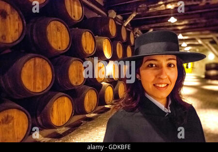 Classic tour guide avec les élèves et cape chapeau Zorro robe, Port des tonneaux de vin, cave à vin de la cave de Sandeman, Gaia Vila Banque D'Images