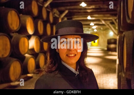 Classic tour guide avec les élèves et cape chapeau Zorro robe, Port des tonneaux de vin, cave à vin de la cave de Sandeman, Gaia Vila Banque D'Images