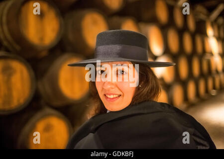 Classic tour guide avec les élèves et cape chapeau Zorro robe, Port des tonneaux de vin, cave à vin de la cave de Sandeman, Gaia Vila Banque D'Images