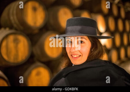 Classic tour guide avec les élèves et cape chapeau Zorro robe, Port des tonneaux de vin, cave à vin de la cave de Sandeman, Gaia Vila Banque D'Images