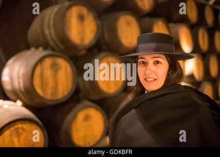 Classic tour guide avec les élèves et cape chapeau Zorro robe, Port des tonneaux de vin, cave à vin de la cave de Sandeman, Gaia Vila Banque D'Images