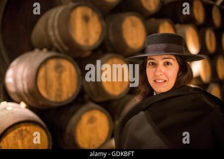 Classic tour guide avec les élèves et cape chapeau Zorro robe, Port des tonneaux de vin, cave à vin de la cave de Sandeman, Gaia Vila Banque D'Images