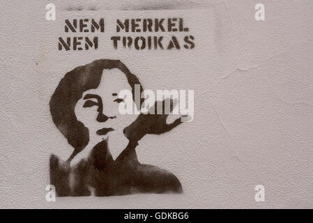 Protester contre les graffitis Merkel et de la Troïka avec bras soulevé et Hitler salute, la protestation politique dans la crise financière, Braga,, Banque D'Images