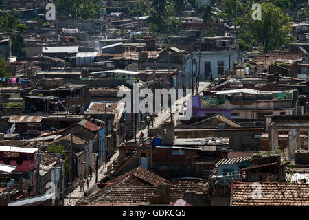 Toits de maisons et d'un quartier résidentiel, des bidonvilles à la périphérie de Santiago de Cuba, Santiago de Cuba Province, Cuba Banque D'Images