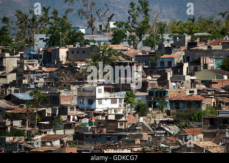 Toits de maisons et d'un quartier résidentiel, des bidonvilles à la périphérie de Santiago de Cuba, Santiago de Cuba Province, Cuba Banque D'Images