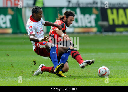 Bundesliga Football, saison 2010-2011, 2ème série, l'Eintracht Francfort - Hambourg SV 1:3, Zé Roberto de Hamburger SV, à gauche, et Banque D'Images