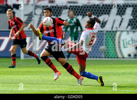 Bundesliga Football, saison 2010-2011, 2ème série, l'Eintracht Francfort - Hambourg SV 1:3, de Caio Eintracht Frankfurt, à gauche, et Banque D'Images