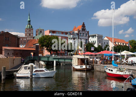 Nikolai Church, port dans un canal, à Stralsund, UNESCO World Heritage Site, Mecklembourg-Poméranie-Occidentale Banque D'Images