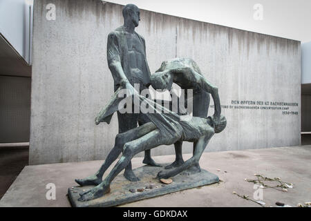 Sachsenhausen est un camp de concentration Nazi, achevée en septembre 1938 dans la zone appelée aujourd'hui Sandhausen (Sachsenhausen) de la ville d'Oranienburg, 35 kilomètres au nord de Berlin. Il avait été actif depuis le 22 mars 1936, comme un camp de travail pour prisonniers politiques. Il était l'un des plus grands camps de concentration en Allemagne, où environ 30 000 prisonniers sont morts par peloton d'exécution, de privations, de la faim, la dysenterie et la pneumonie, ainsi que des expériences médicales. Beaucoup ont également été supprimés avec l'échappement. Mis à part les Juifs, les prisonniers du camp étaient pour la plupart des prisonniers politiques, les personnes accusées d'un comportement antisocial ou d Banque D'Images