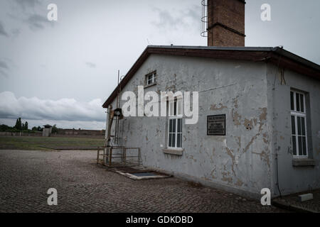 Sachsenhausen est un camp de concentration Nazi, achevée en septembre 1938 dans la zone appelée aujourd'hui Sandhausen (Sachsenhausen) de la ville d'Oranienburg, 35 kilomètres au nord de Berlin. Il avait été actif depuis le 22 mars 1936, comme un camp de travail pour prisonniers politiques. Il était l'un des plus grands camps de concentration en Allemagne, où environ 30 000 prisonniers sont morts par peloton d'exécution, de privations, de la faim, la dysenterie et la pneumonie, ainsi que des expériences médicales. Beaucoup ont également été supprimés avec l'échappement. Mis à part les Juifs, les prisonniers du camp étaient pour la plupart des prisonniers politiques, les personnes accusées d'un comportement antisocial ou d Banque D'Images