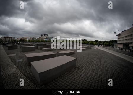 Le Mémorial aux Juifs assassinés d'Europe (allemand : Denkmal fŸr die ermordeten Juden Europas), également connu sous le nom de Mémorial de l'Holocauste (ou plutôt, le mémorial de l'Holocauste) (allemand : Holocaust-Mahnmal), est un mémorial situé dans le quartier Mitte de Berlin, conçu par l'architecte Peter Eisenman, le long avec l'ingénieur Buro Happold, pour commémorer les victimes de l'Holocauste. Le monument est constitué d'un champ de 2 711 stèles et le Centre d'information et accueille plus de 500 000 visiteurs de tous les pays chaque année. Sur la photo le mémorial des juifs de Berlin (Photo par Andrea Ronchini/Pacific Press) Banque D'Images