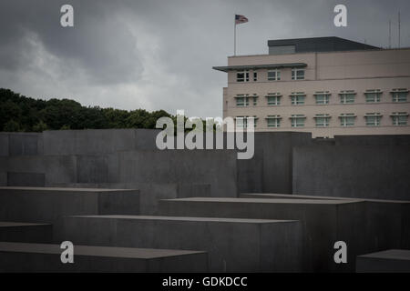 Le Mémorial aux Juifs assassinés d'Europe (allemand : Denkmal fŸr die ermordeten Juden Europas), également connu sous le nom de Mémorial de l'Holocauste (ou plutôt, le mémorial de l'Holocauste) (allemand : Holocaust-Mahnmal), est un mémorial situé dans le quartier Mitte de Berlin, conçu par l'architecte Peter Eisenman, le long avec l'ingénieur Buro Happold, pour commémorer les victimes de l'Holocauste. Le monument est constitué d'un champ de 2 711 stèles et le Centre d'information et accueille plus de 500 000 visiteurs de tous les pays chaque année. Sur la photo le mémorial des juifs de Berlin (Photo par Andrea Ronchini/Pacific Press) Banque D'Images