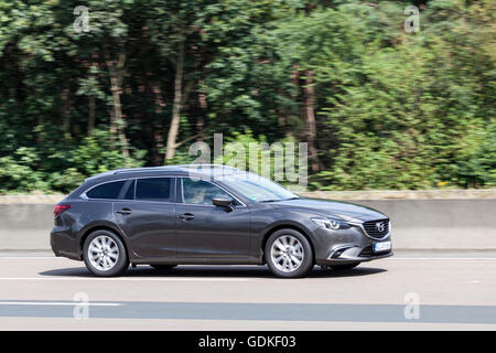 Mazda 6 série Estate sur la route Banque D'Images