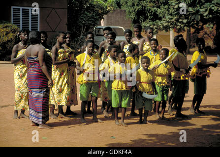 Les femmes et les filles de la danse pour le roi d'Abomey à Abomey, Bénin. L'Afrique de l'Ouest. Banque D'Images