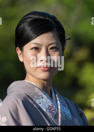 Portrait de femme japonais habillé en yukata traditionnel kimono, Kyoto, Japon Banque D'Images