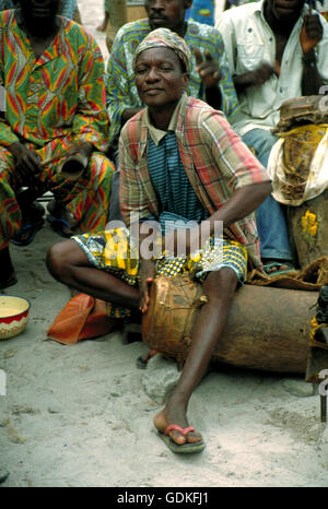 Un batteur dans un village près de Cotonou au cours d'une cérémonie vaudou au Bénin, Afrique de l'Ouest. Banque D'Images