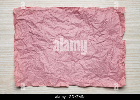 Carte sur papier rose sur fond beige Banque D'Images