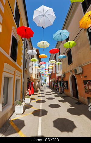 Ouvrez les parapluies suspendus à des chaînes dans la rue de Novigrad Banque D'Images
