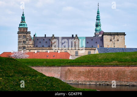 Château d'Elseneur au Danemark vu de l'autre côté des douves avec des murs de brique rouge verticale Banque D'Images