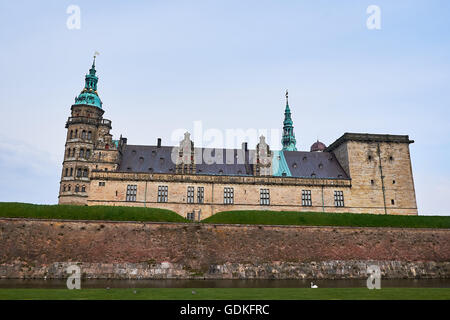 Jusqu'à au château d'Elseneur au Danemark, de l'autre côté de la douve, où un cygne blanc est la natation autour de Banque D'Images