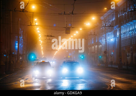 Gomel, Bélarus - 28 novembre 2015 : Le trafic de nuit dans le brouillard sur l'avenue Lénine Banque D'Images