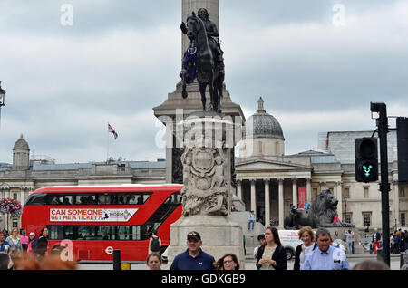 Londres, Royaume-Uni, 15 juillet 2016, l'Union européenne drapeau flotte sur la statue du roi Charles 1er, à Trafalgar Square pour protester contre le résultat du référendum Brexit décision pour la Grande-Bretagne de quitter l'UE. Banque D'Images