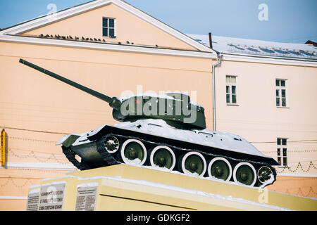 Gomel, Bélarus - 23 janvier 2016 : Ancien Soviet tank comme monument aux soldats soviétiques ont libéré Minsk. Bélarus Banque D'Images